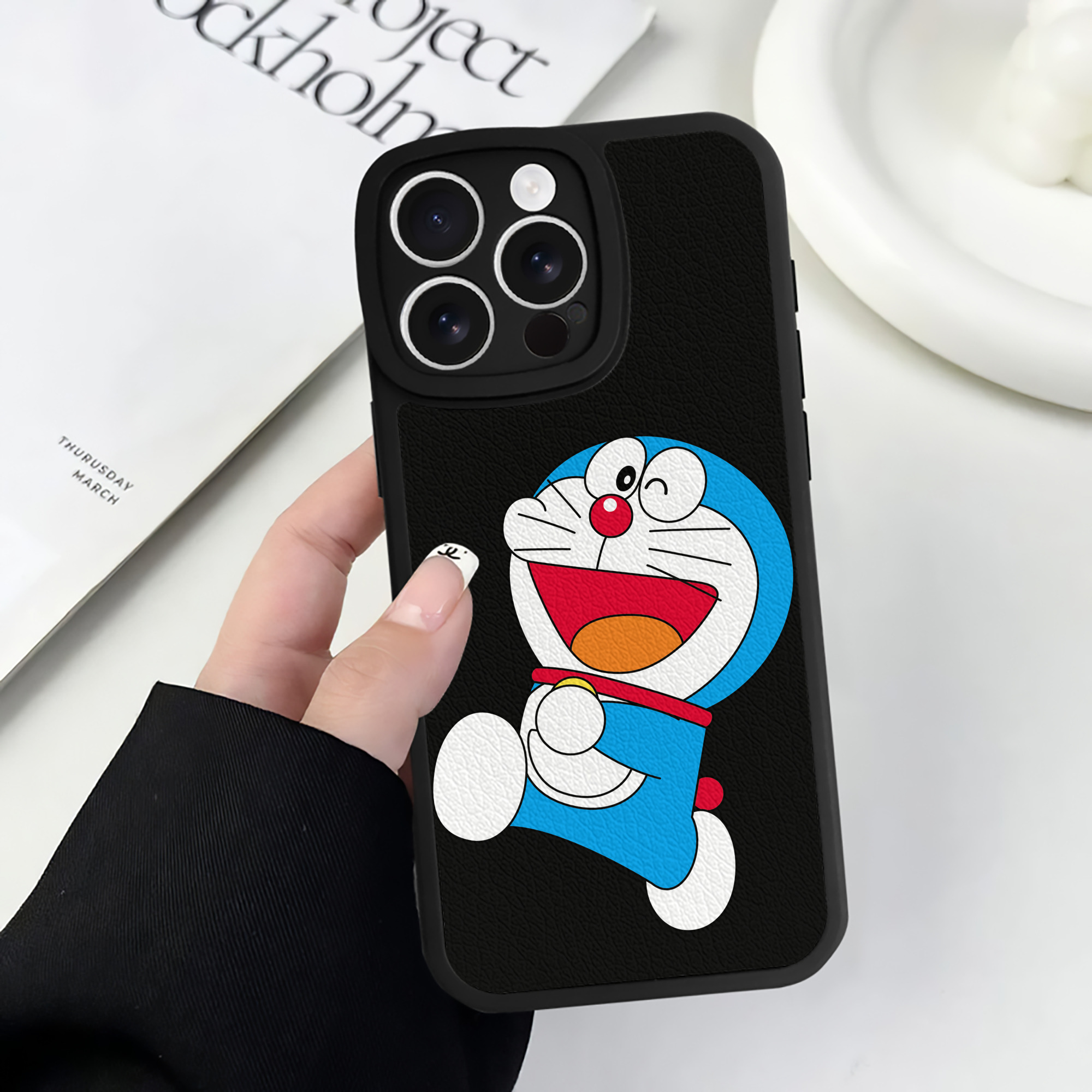 （画像用） ドラえもん Doraemon 【iPhone 16シリーズ対応】シリコンスマホケース（レザー調） 材質：シリコン